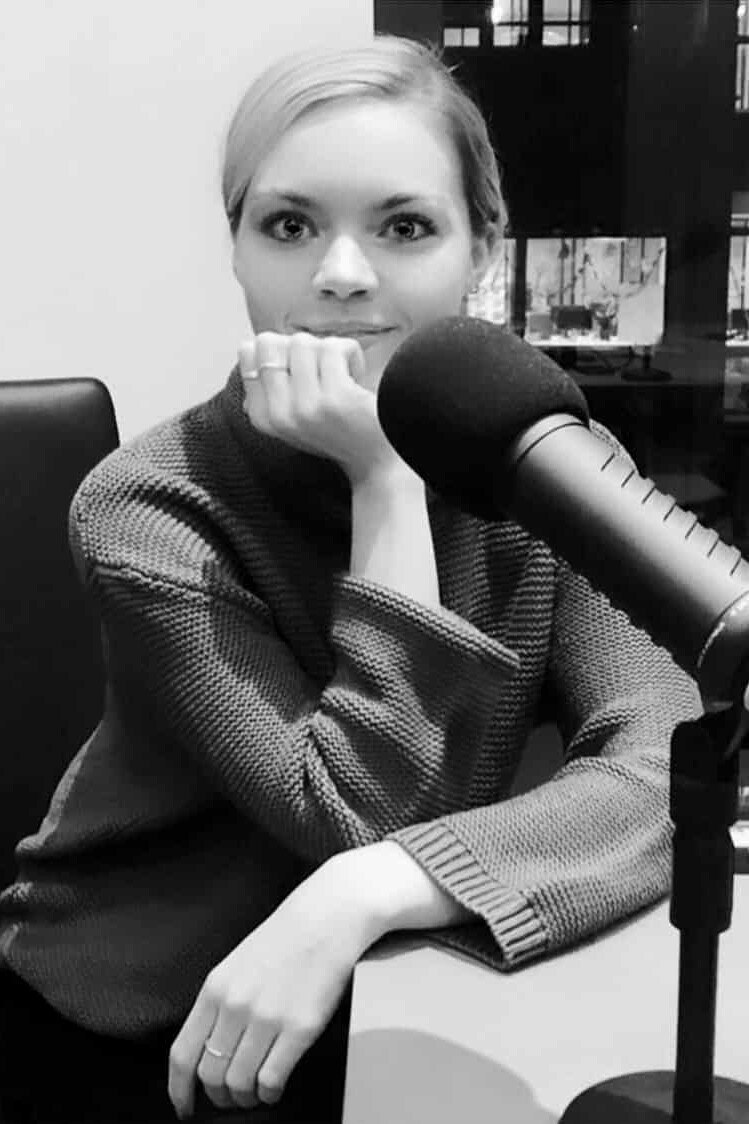 Eloise Skinner in front of microphone